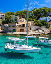Ein Bild der malerischen Cala Figuera, einem der vielen Orte die man bei einer Bootstour in Mallorca besuchen kann.