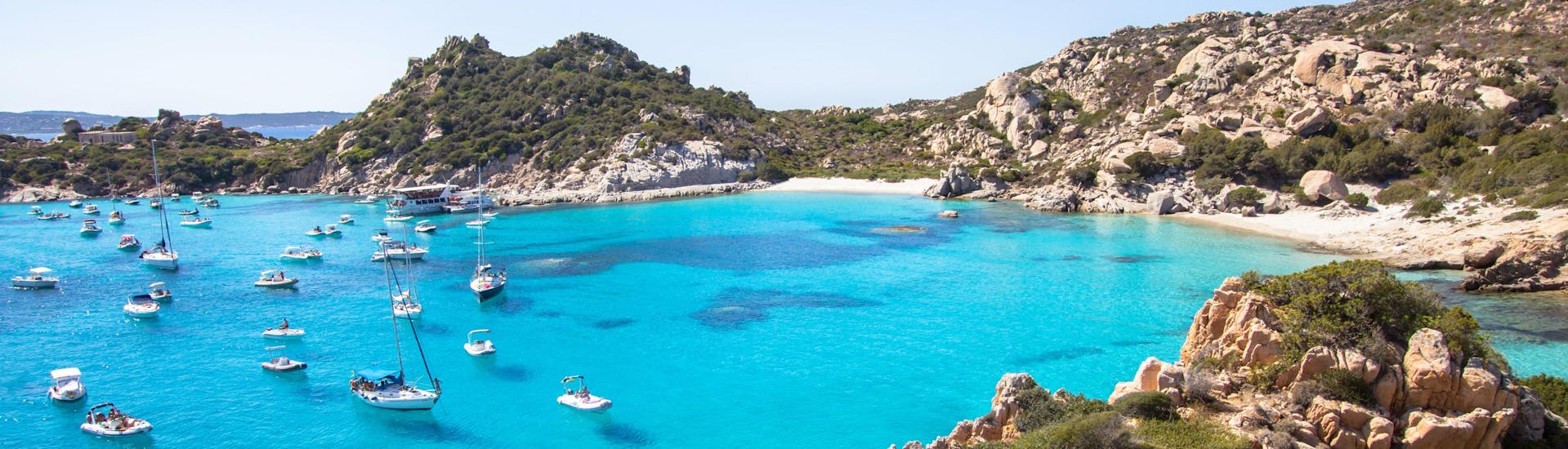 An image of the beautiful Cala Corsada, one of the places you get to visit on a boat tour from Palau.