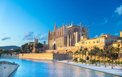 An image of the famous cathedral, as visible when departing for a boat tour in Palma de Mallorca.
