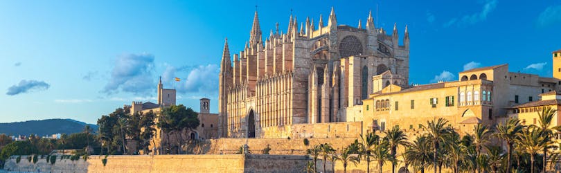 An image of the famous cathedral, as visible when departing for a boat tour in Palma de Mallorca.