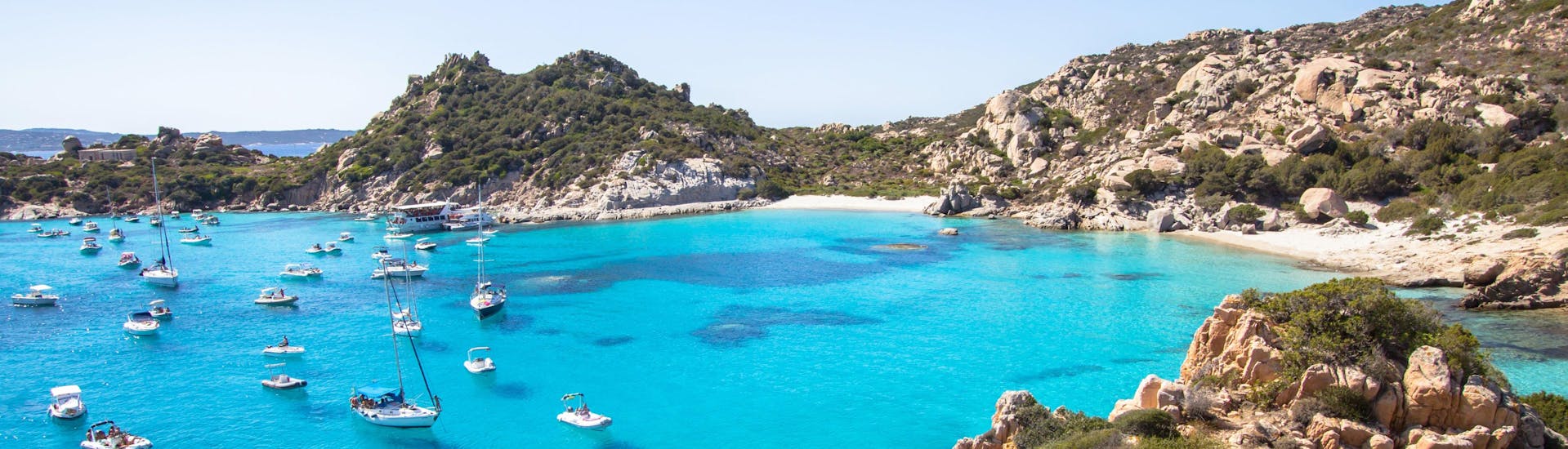 Un'immagine di Cala Corsara sull'arcipelago della Maddalena, uno dei tanti luoghi che si possono visitare in un giro in barca in Sardegna.