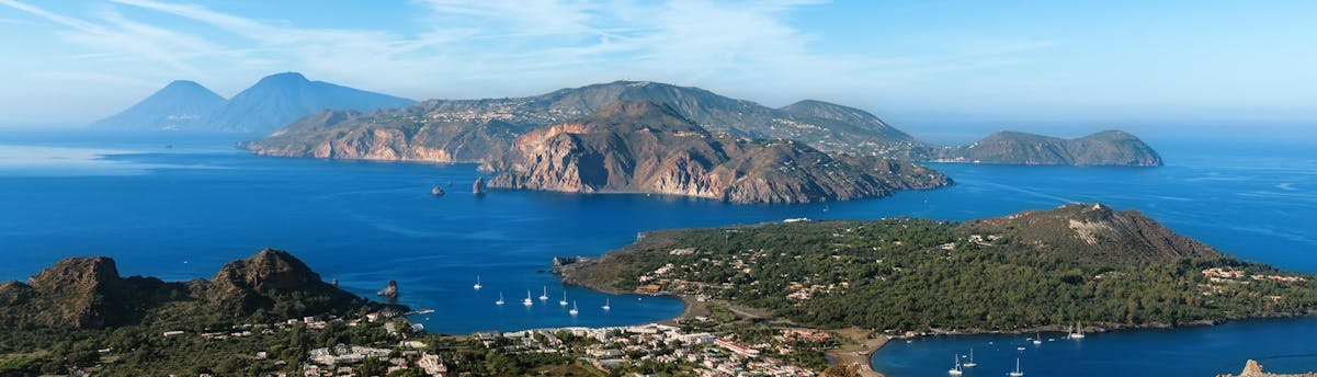 boat-trip-aeolian-islands_SEM-Resort-Hero Die majestätischen Vulkane, die man bei einer Bootsfahrt zu den Äolischen Inseln sehen kann.