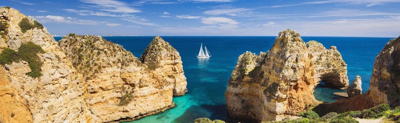 Ein Bild der atemberaubenden Felsformationen entlang der Algarve, die man bei einer Bootstour von Albufeira bestaunen kann.