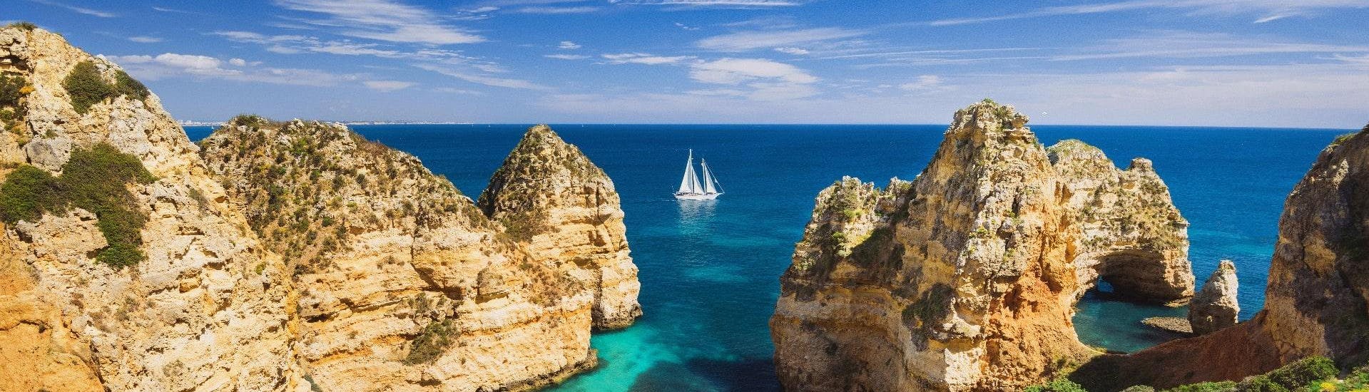 Ein Bild der atemberaubenden Felsformationen entlang der Algarve, die man bei einer Bootstour von Albufeira bestaunen kann.