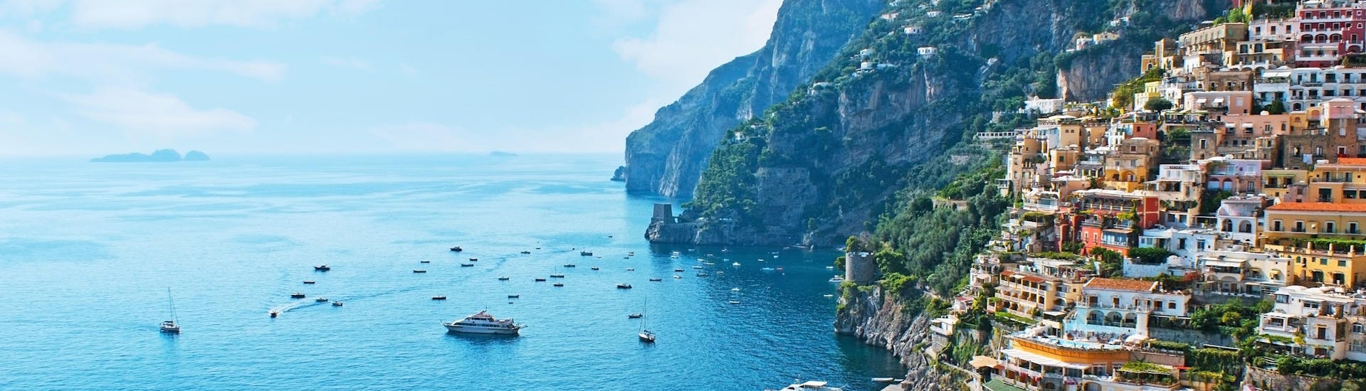 Un grupo de amigos hace un paseo en barco en Amalfi, popular destino de vacaciones. 