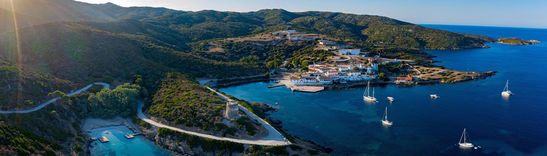 Vista aerea del Parco Nazionale dell’Asinara, una destinazione popolare per i giri in barca in Sardegna.