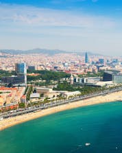 Eine Luftaufnahme der Uferpromenade von Barcelona, die man bei einer Bootstour in Barcelona sehen kann.