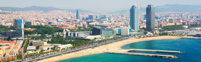 Vue aérienne du front de mer de Barcelone que l'on peut voir lors d'une balade en bateau à Barcelone.