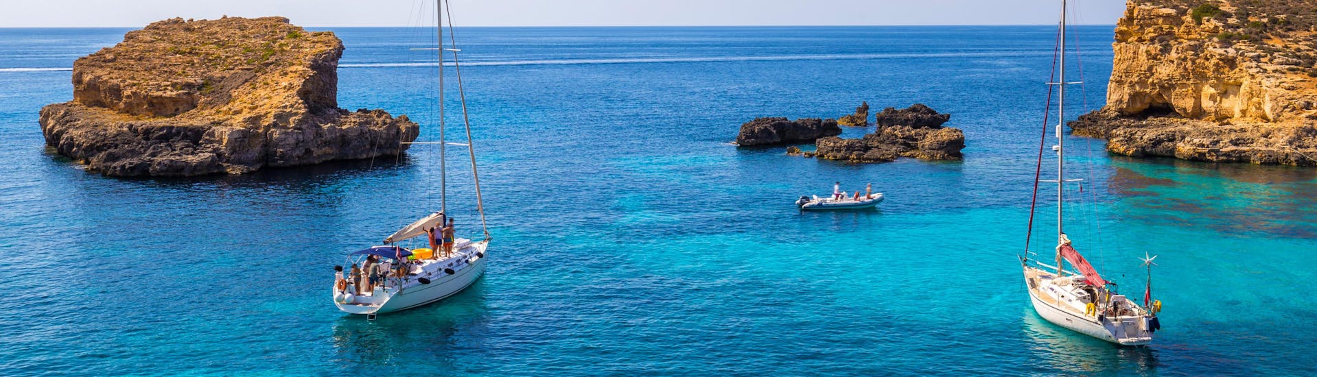 Eine Freundesgruppe macht eine Bootstour in der Urlaubsregion Blue Lagoon Malta.