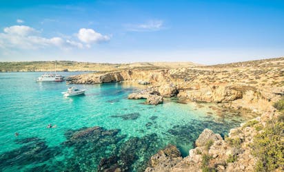 Vista de la famosa Laguna Azul, que es un destino popular para los paseos en barco desde Bugibba, Malta.