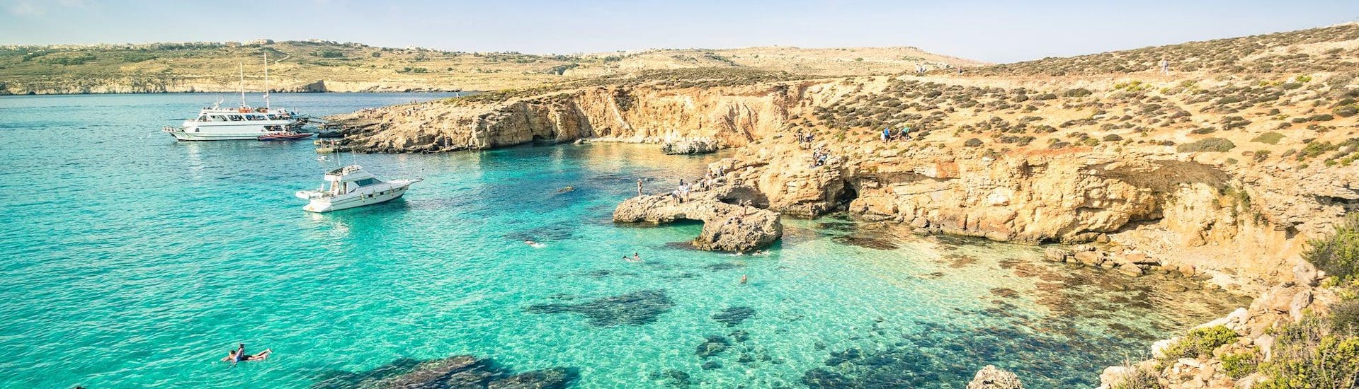 Vista della famosa Laguna Blu, che è una destinazione popolare per le gite in barca da Bugibba, Malta.