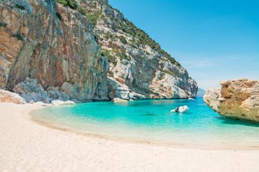 A beautiful beach along the coast of Sardinia which you can visit during a boat trip.