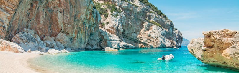 Ein schöner Strand an der Küste Sardiniens, den man während einer Bootstour aus besuchen kann.