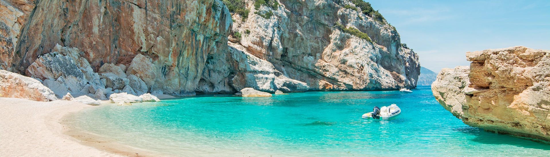 Una bonita playa a lo largo de la costa de Cerdeña que se puede visitar durante un paseo en barco.