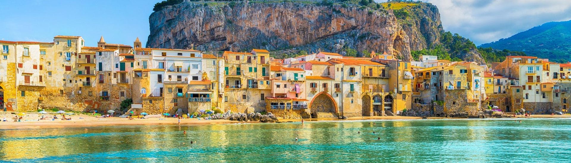 Durante una gita in barca a Cefalù, in Sicilia, si può ammirare il villaggio di età medievale dall'acqua.