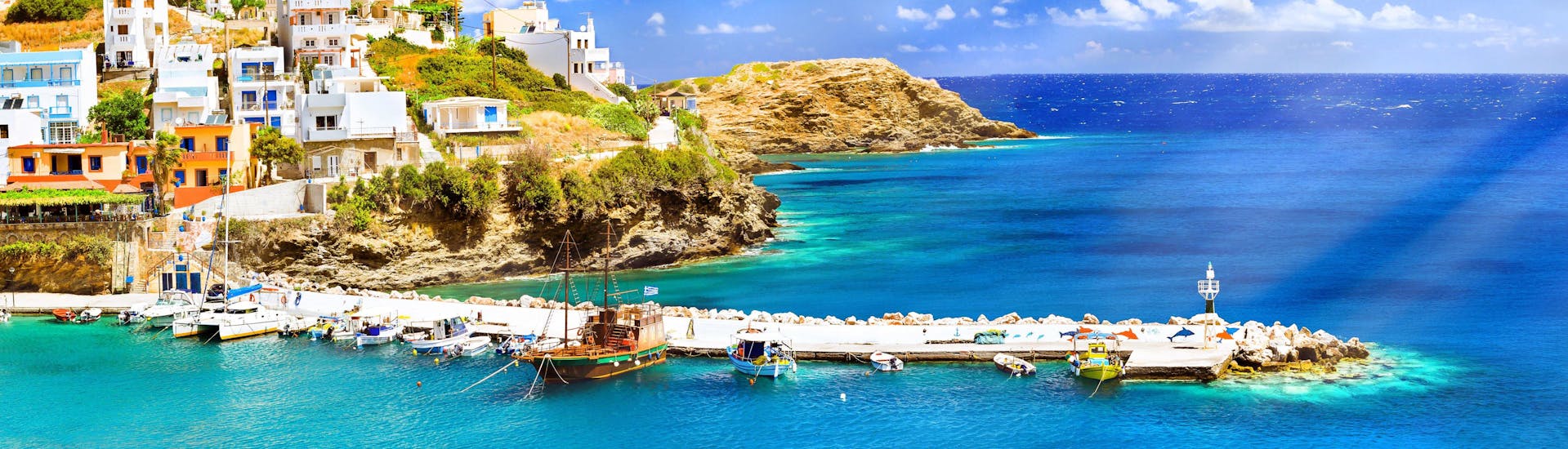 Ein Blick auf die traumhafte Küste Kretas die man bei einer Bootstour ab Heraklion bewundern kann.