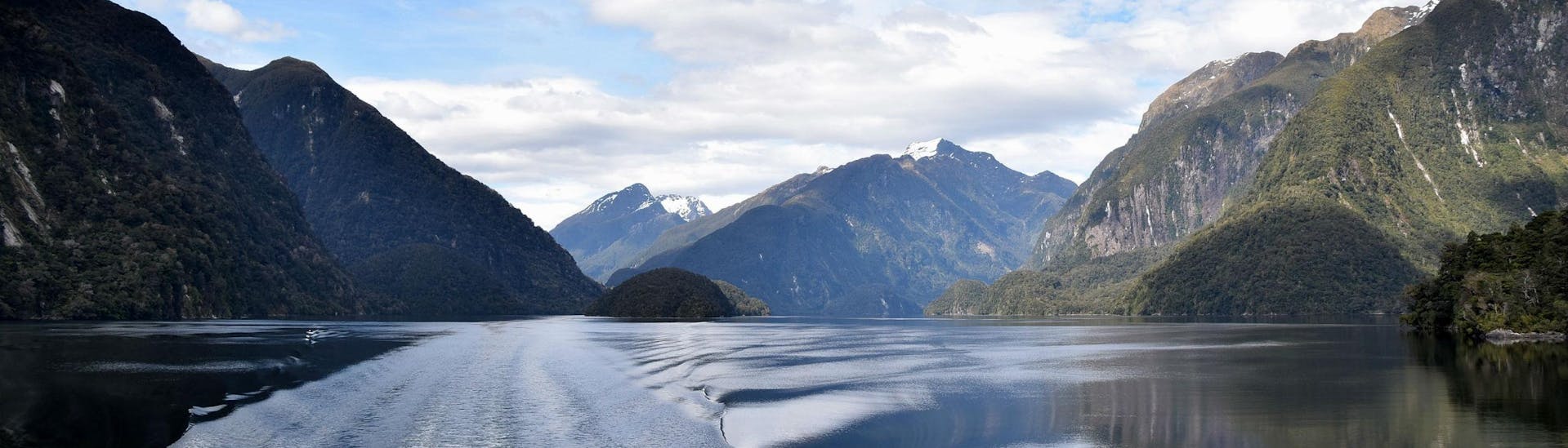 A boat trip in Doubtful Sound is a great activity for all those who wish to explore the beautiful landscape of New Zealand's South Island.