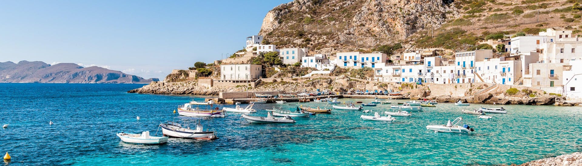 La vista della bellissima costa che i visitatori possono ammirare durante un giro in barca all’isola di Levanzo in Sicilia.