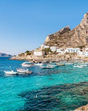 La vista della costa dell’isola di Levanzo che i visitatori possono ammirare durante un giro in barca alle isole Egadi in Sicilia.