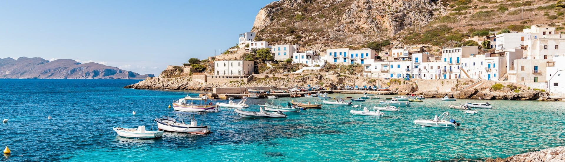 La vista della bellissima costa che i visitatori possono ammirare durante un giro in barca all’isola di Marettimo in Sicilia.