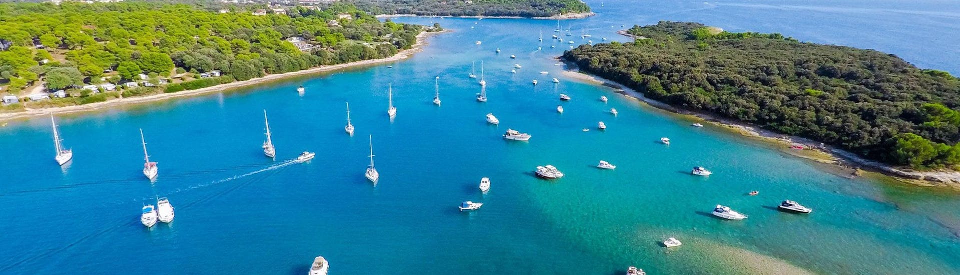 Blick auf die Brijuni-Inseln, die ein beliebtes Ziel für Bootstouren von Fažana aus sind.