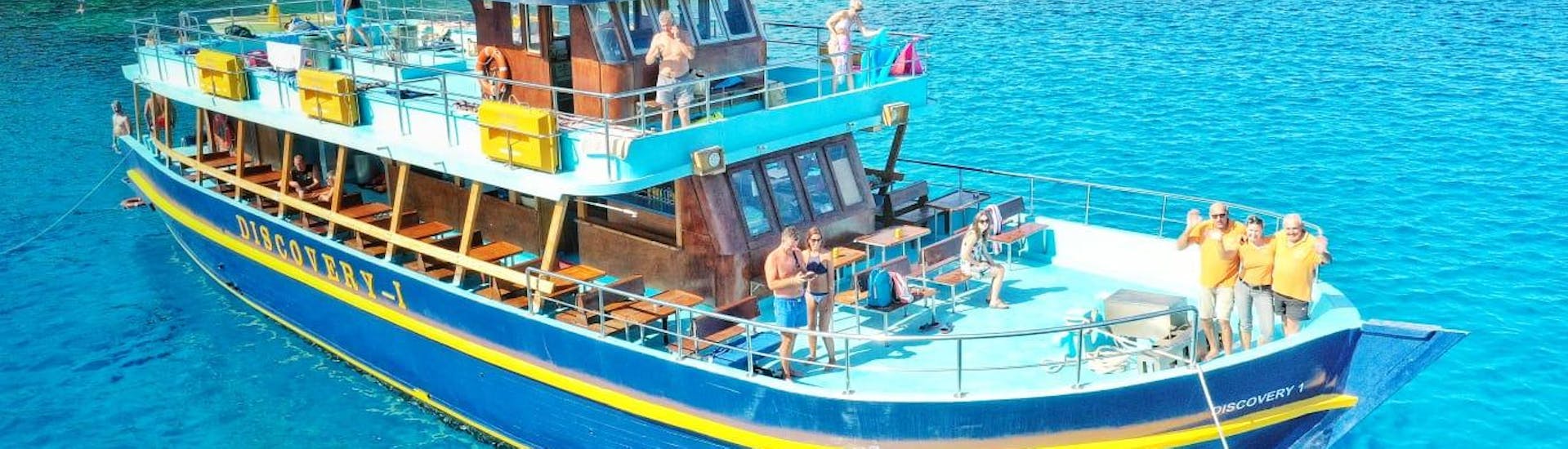 Pasajeros disfrutando su paseo en barco a Ayia Napa con Discovery Cruises.