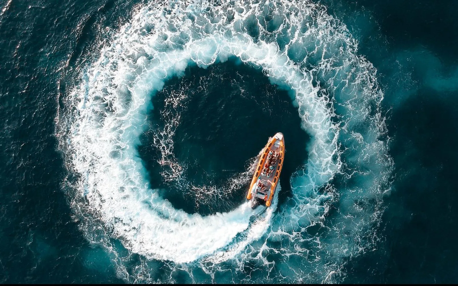 boat-trip-from-magaluf-with-drinks-snorkeling-oceana-boat-mallorca-hero-1 Magnifique paysage de montagnes et de mer, où se déroulent les activités de Oceana Boat Mallorca.