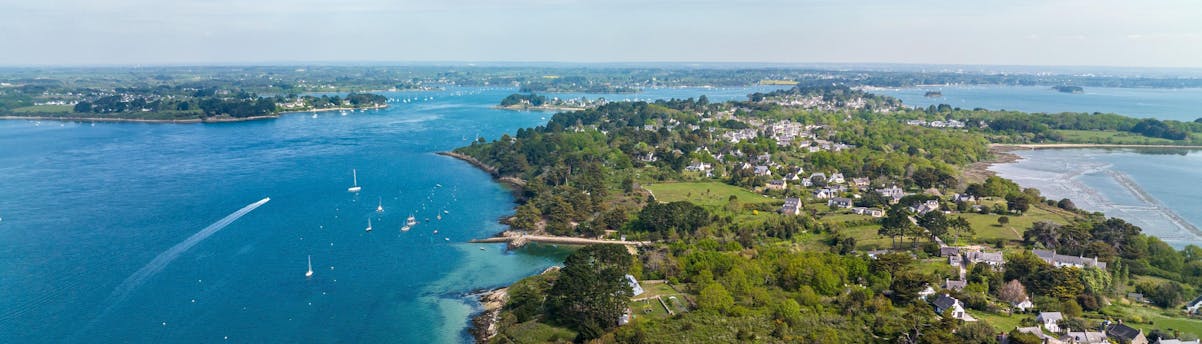 boat-trip-gulf-of-morbihan_SEM-Resort-Hero Luftaufnahme des Golfs von Morbihan, den Ihr bei einer Bootstour erkunden könnt.