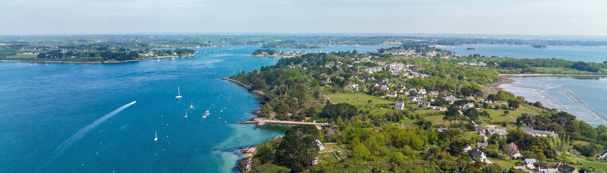 boat-trip-gulf-of-morbihan_SEM-Resort-Hero Luftaufnahme des Golfs von Morbihan, den Ihr bei einer Bootstour erkunden könnt.