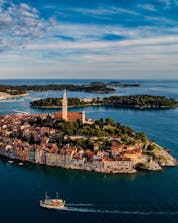 Blick auf die malerische Stadt Rovinj, die ein beliebtes Ziel für Bootstouren in Istrien ist.