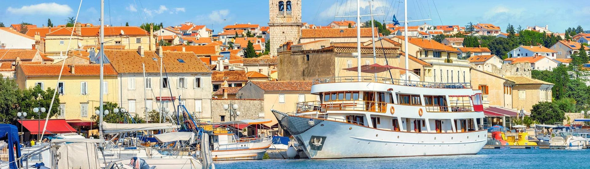 Blick auf den Hafen der Stadt Krk, der ein beliebter Ausgangspunkt für viele Bootstouren rund um die Insel Krk ist.