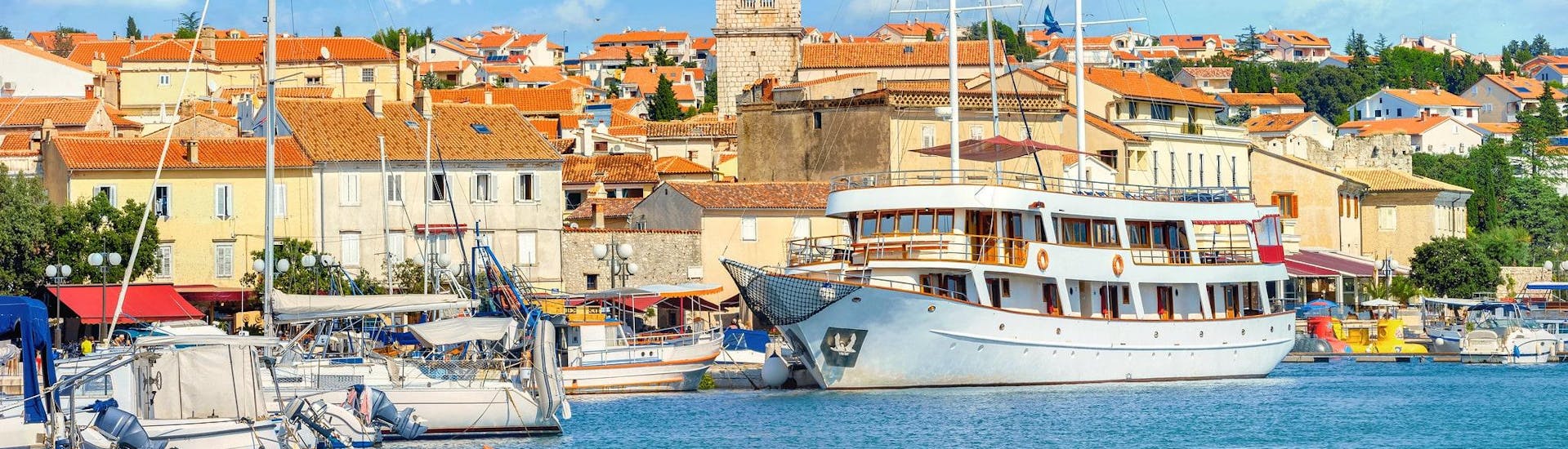Blick auf den Hafen von Krk, der ein beliebter Ausgangspunkt für viele Bootstouren rund um die Insel Krk ist.