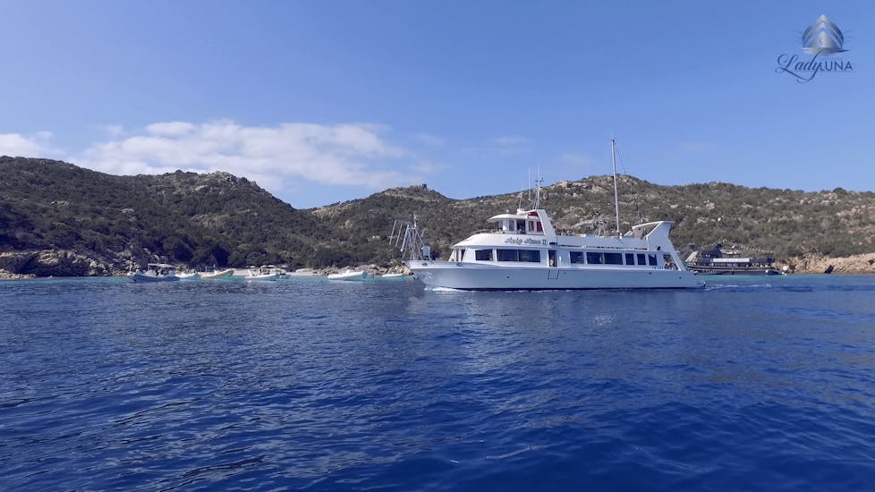 La nostra barca sta attraversando le isole dell'Arcipelago di La Maddalena. 