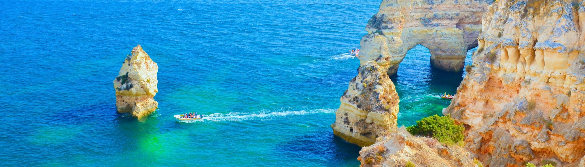 Una foto de las aguas cristalinas y las impresionantes formaciones rocosas de la costa del Algarve que los visitantes podrán disfrutar en el viaje en barco desde Lagos.