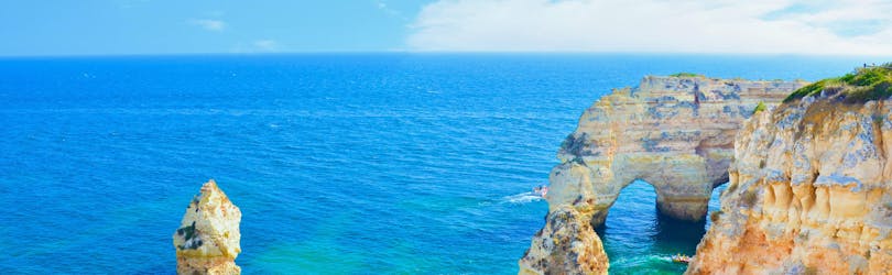 Une image des eaux bleues limpides et des impressionnantes formations rocheuses du littoral de l'Algarve que les visiteurs peuvent admirer lors d'une sortie en bateau depuis Lagos.