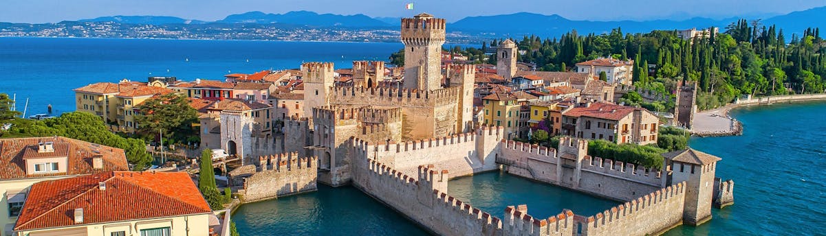 boat-trip-lake-garda_SEM-Resort-Hero Una vista aerea del Castello Scaligero di Sirmione, una delle attrazioni che si possono osservare durante una gita in barca sul lago di Garda.