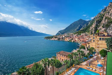 Un’immagine del bellissimo Lago di Garda nel Nord Italia, il luogo perfetto per prenotare una gita in barca in estate.