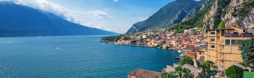 Un’immagine del bellissimo Lago di Garda nel Nord Italia, il luogo perfetto per prenotare una gita in barca in estate.