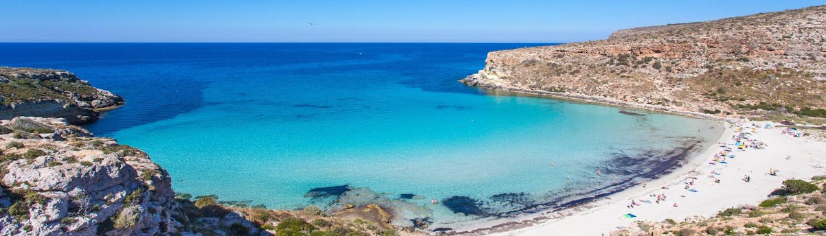 boat-trip-lampedusa_SEM-Resort-Hero Blick auf den paradiesischen Strand Spiaggia dei Conigli, der bei vielen Bootstouren in Lampedusa besucht werden kann.