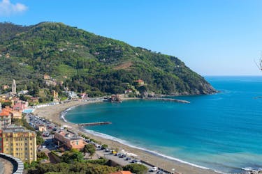 Blick auf den Strand von Levanto, dem idealen Ausgangspunkt für eine Bootstour zu den Cinque Terre.