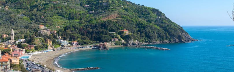 Blick auf den Strand von Levanto, dem idealen Ausgangspunkt für eine Bootstour zu den Cinque Terre.