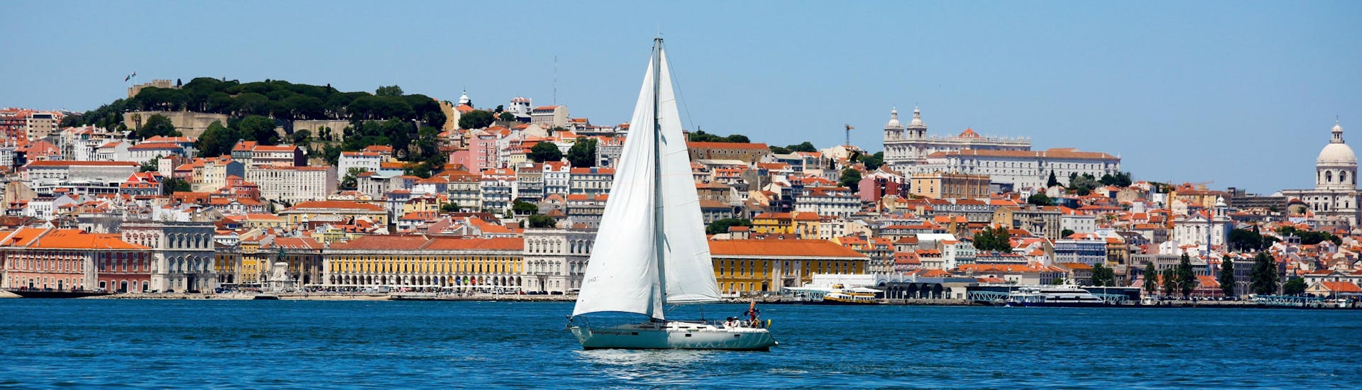 Lissabon vom Fluss Tajo aus gesehen, eine wunderbare Aussicht, die man bei einer Bootstour genießen kann.
