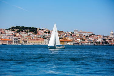 Una imagen de un velero por el río Tajo durante un paseo en barco en Lisboa.