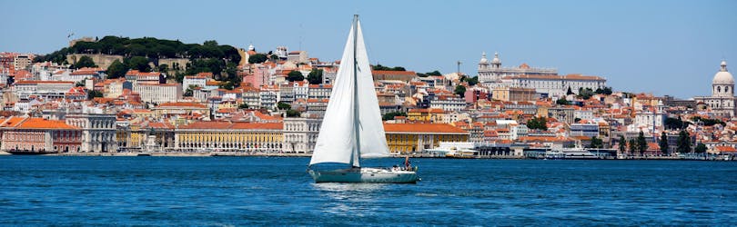Ein Bild eines Segelboots, das während einer Bootsfahrt in Lissabon auf dem Tejo treibt.