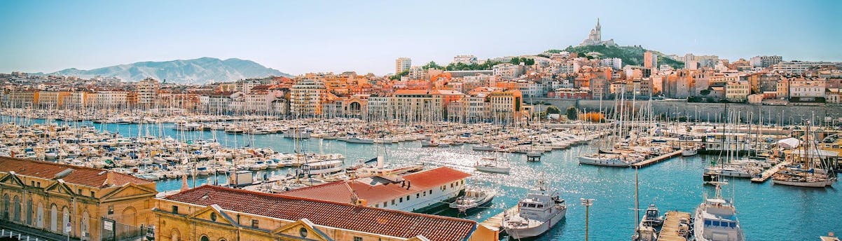 boat-trip-marseille_SEM-Resort-Hero Blick auf den Vieux Port, wo viele Bootstouren in Marseille beginnen.