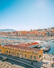 Blick auf den Vieux Port, wo viele Bootstouren in Marseille beginnen.