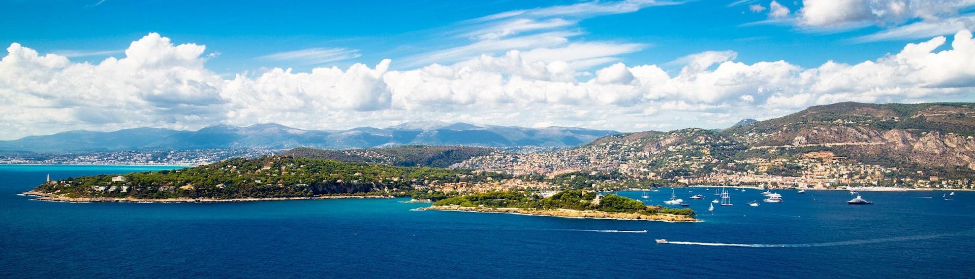 Vue de la Côte d'Azur autour de St-Jean-Cap-Ferrat, une destination populaire pour les balades en bateau depuis Nice.
