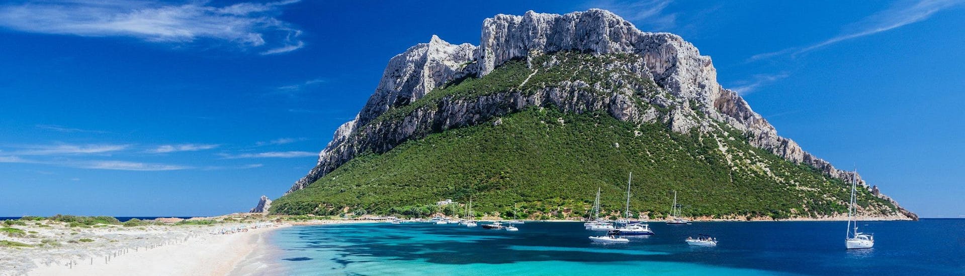 Vista dell'isola di Tavolara, una famosa meta per i giri in barca da Olbia, in Sardegna.