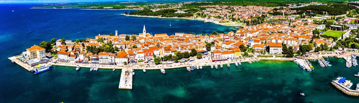 boat-trip-porec_SEM-Resort-Hero Luftaufnahme des Hafens von Poreč, von dem aus viele Bootstouren starten.