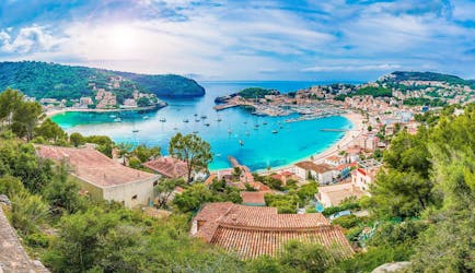 Una hermosa vista sobre Port de Sollér, desde donde se pueden iniciar maravillosas paseos en barco por la costa oeste de Mallorca.
